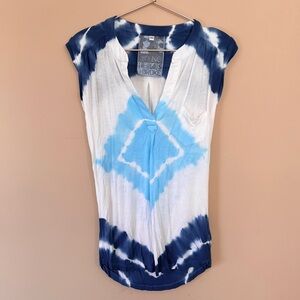 Blue and White Tie Dye Print Boho Tee Blouse. X-Small / Small